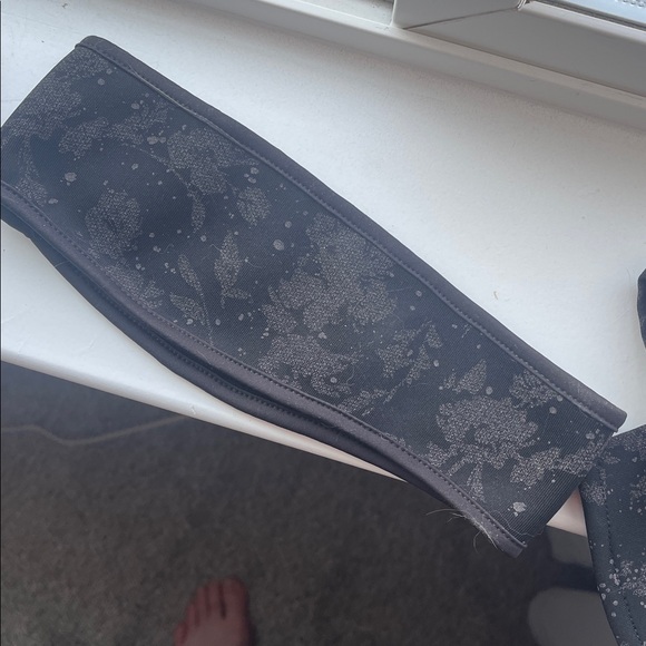 Athleta Reflective Gloves and Headband - Picture 4 of 6